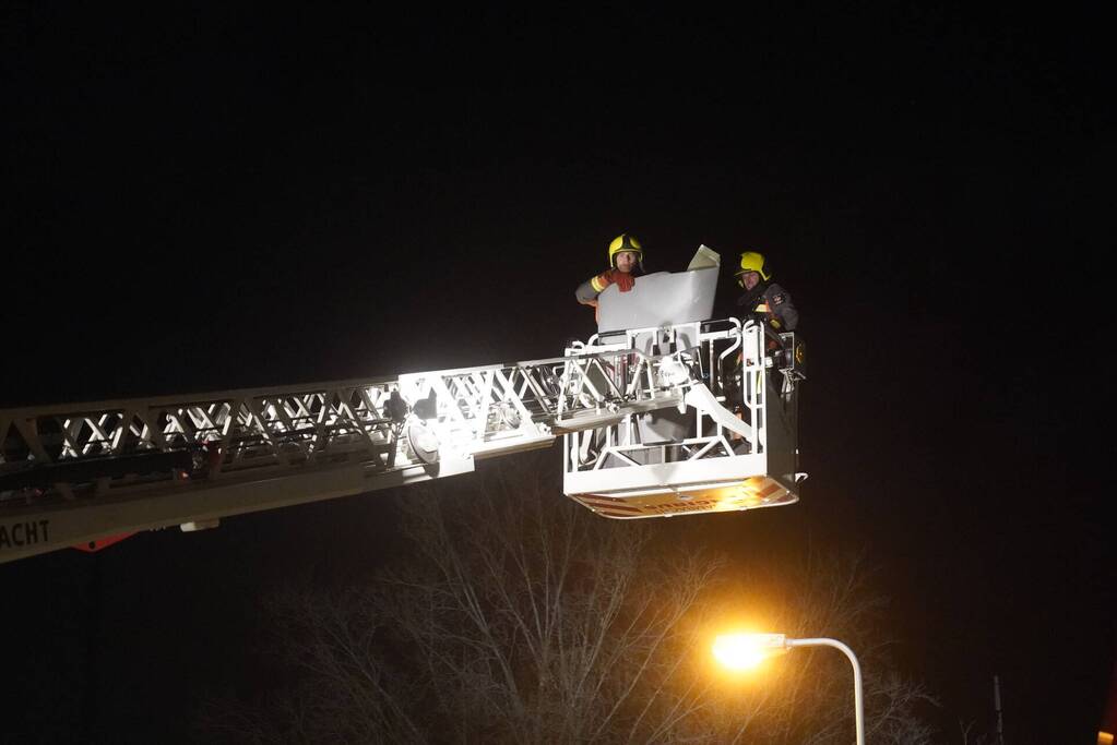 Brandweer verwijdert loshangende plaat