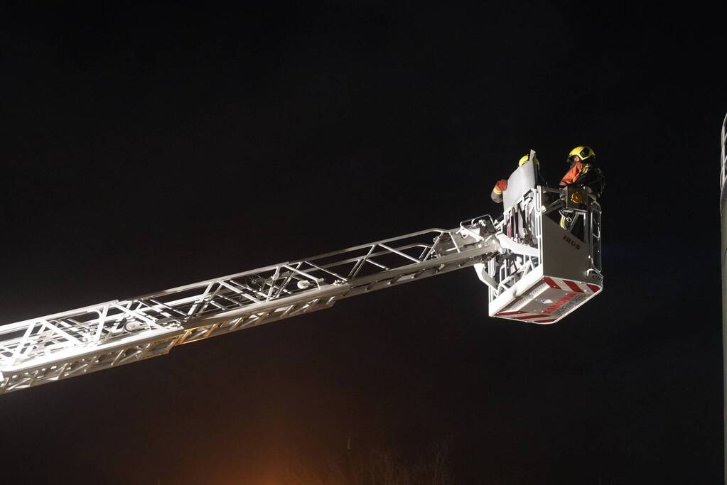 Brandweer verwijdert loshangende plaat