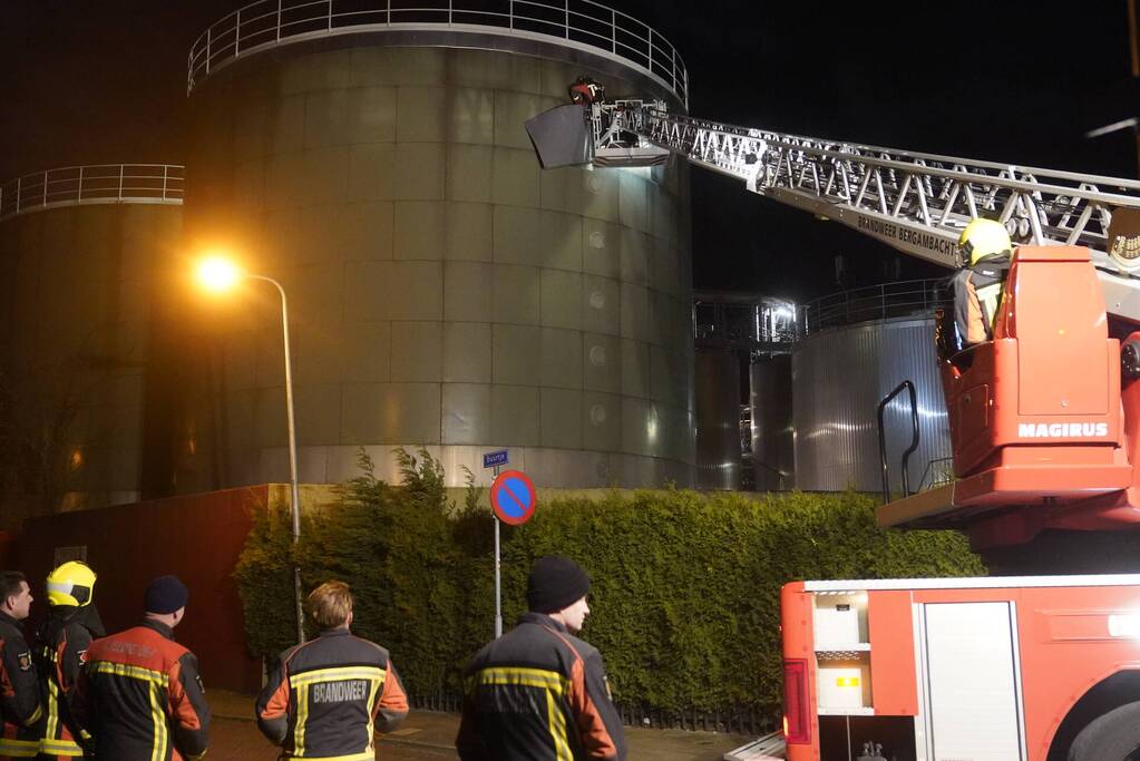 Brandweer verwijdert loshangende plaat