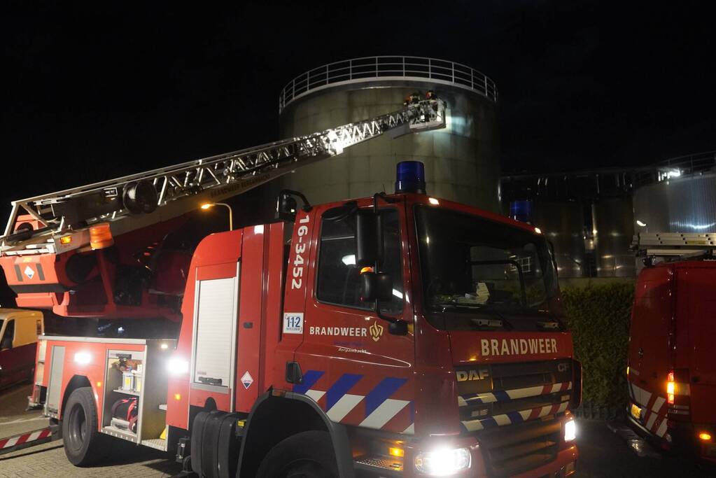 Brandweer verwijdert loshangende plaat