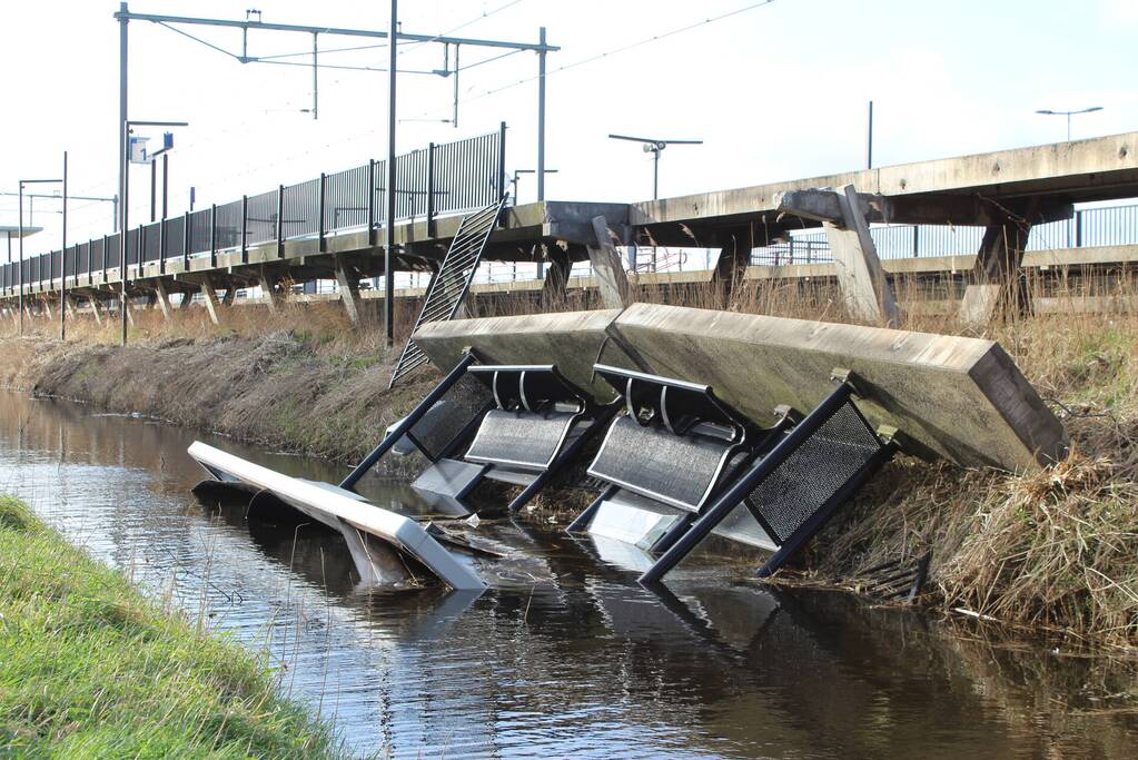 Treinperron deels ingestort