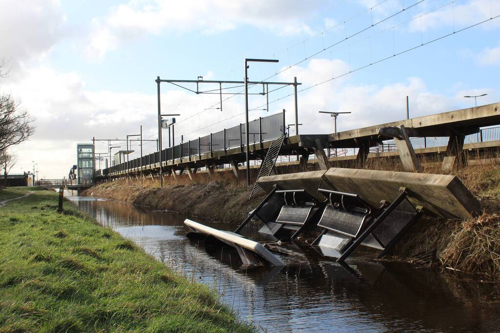 Treinperron deels ingestort