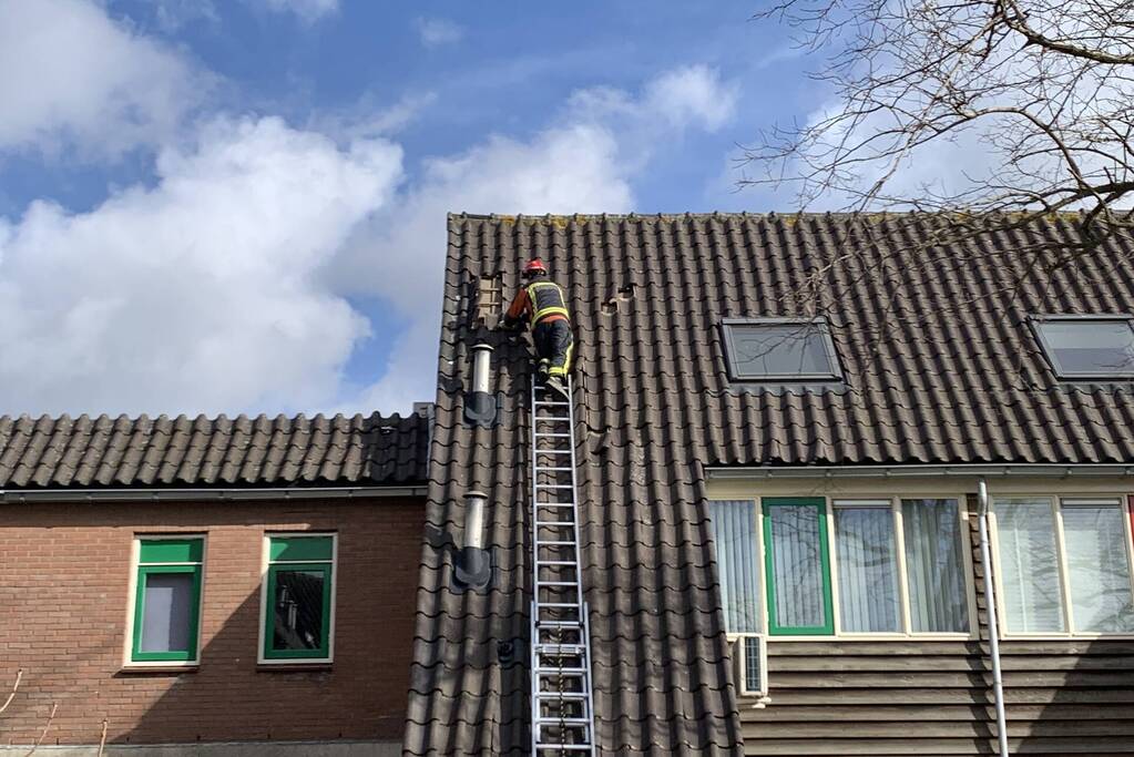 Brandweer ingezet voor losliggende dakpannen