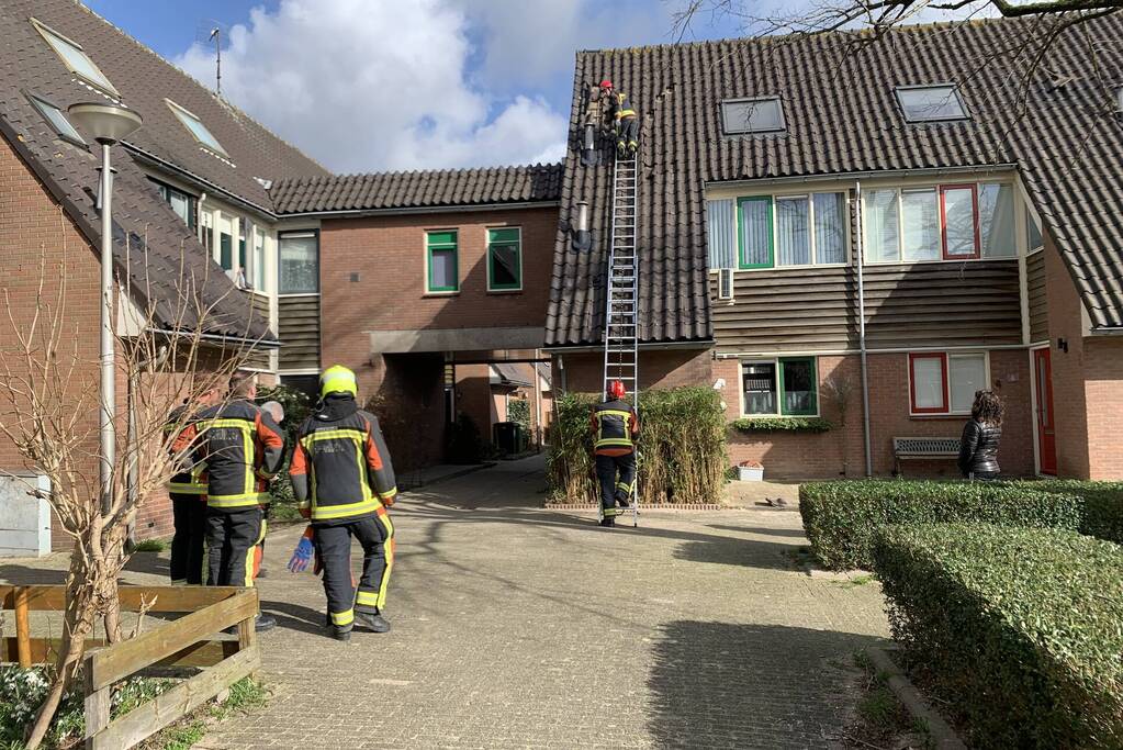 Brandweer ingezet voor losliggende dakpannen