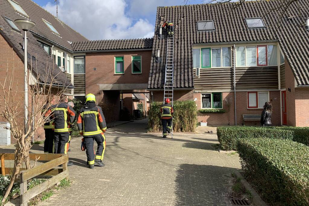 Brandweer ingezet voor losliggende dakpannen