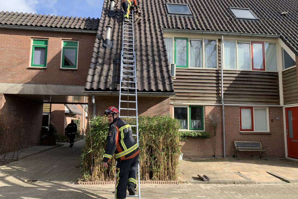 Brandweer ingezet voor losliggende dakpannen