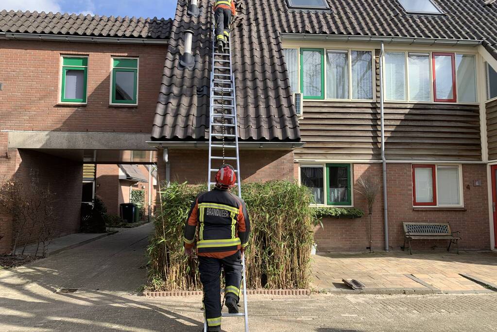 Brandweer ingezet voor losliggende dakpannen