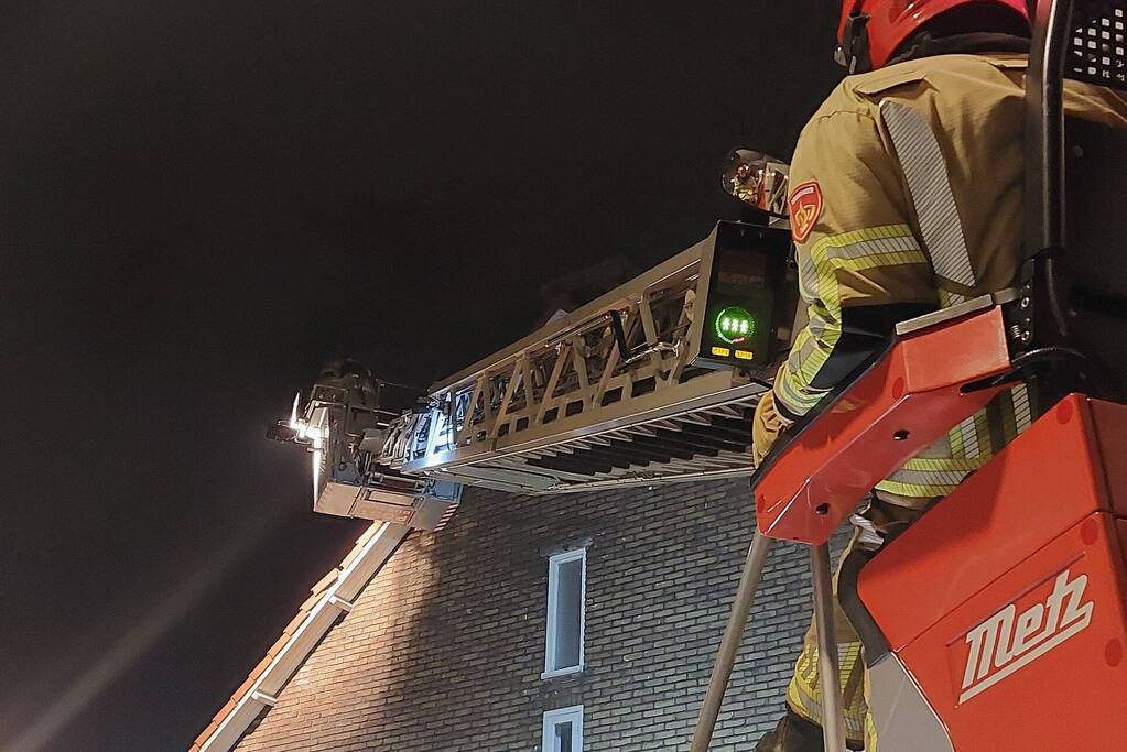 Loshangende dakpannen verwijderd door brandweer