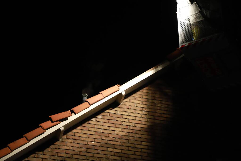 Loshangende dakpannen verwijderd door brandweer