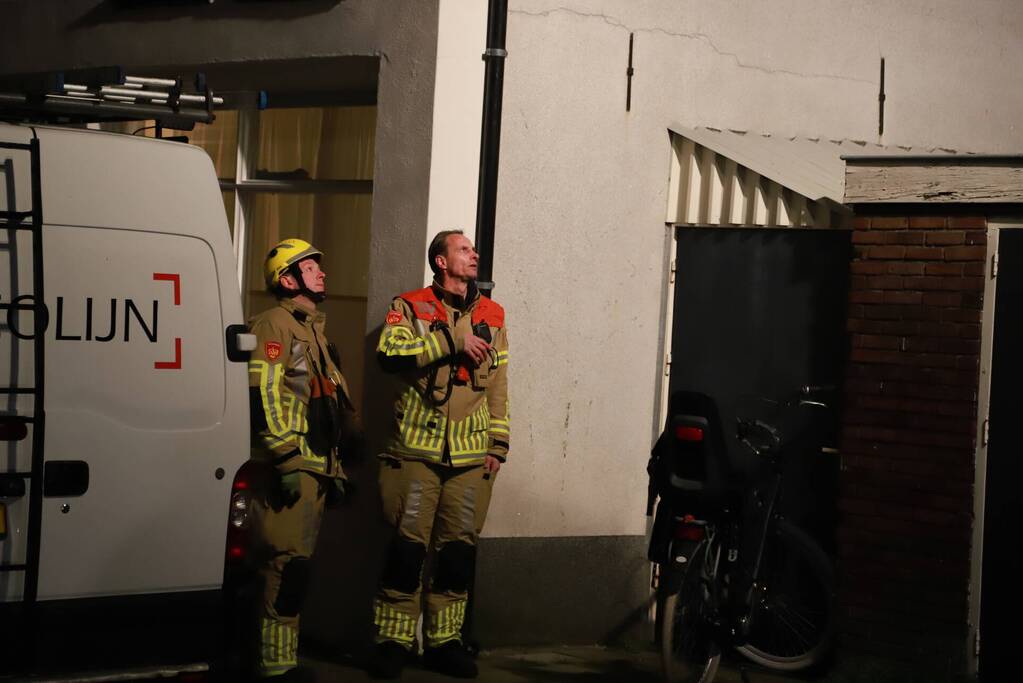 Loshangende dakpannen verwijderd door brandweer