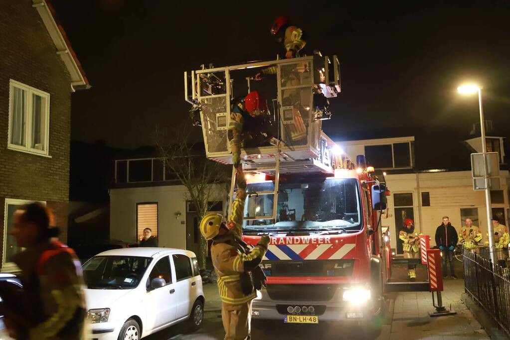 Loshangende dakpannen verwijderd door brandweer