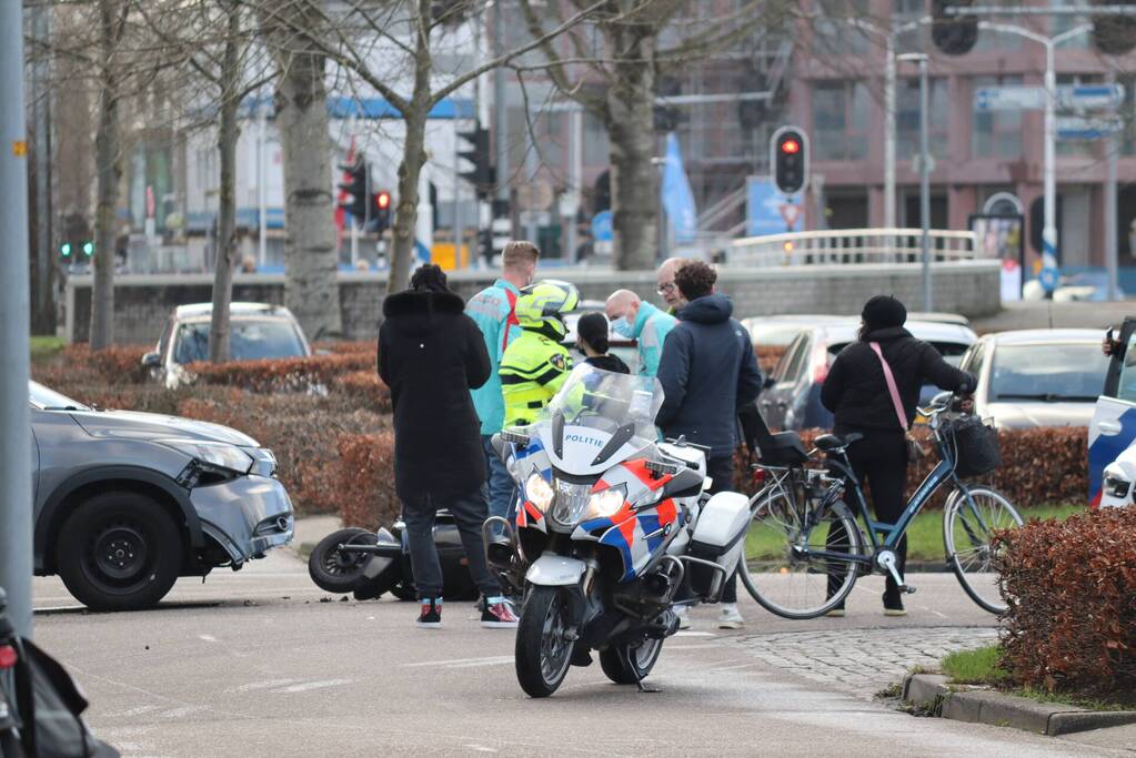 Scooterrijdster gewond bij botsing met auto