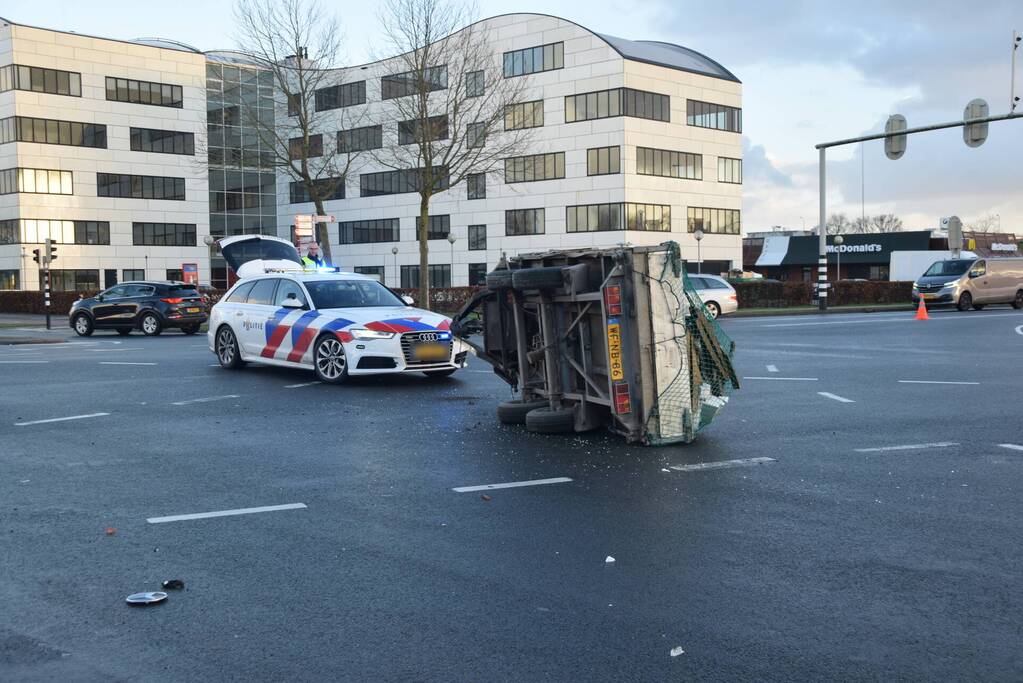 Enorme ravage na botsing met aanhangwagen