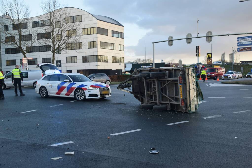 Enorme ravage na botsing met aanhangwagen