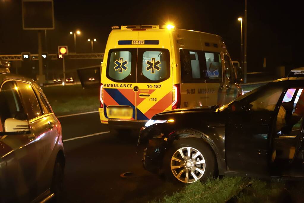 Auto crasht tegen vangrail