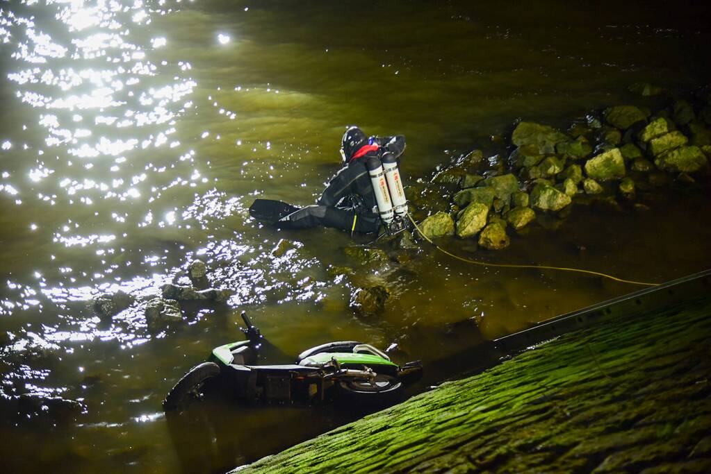 Zoekactie nadat scooter in waterkant wordt aangetroffen