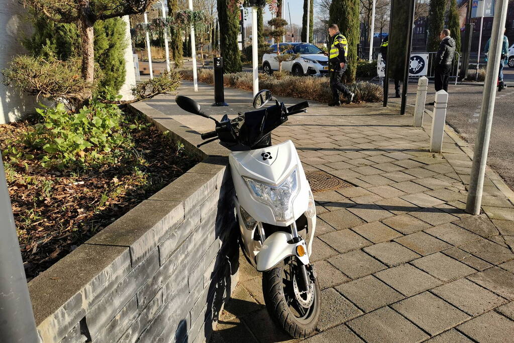 Afslaande automobilist ziet scooterrijder over het hoofd