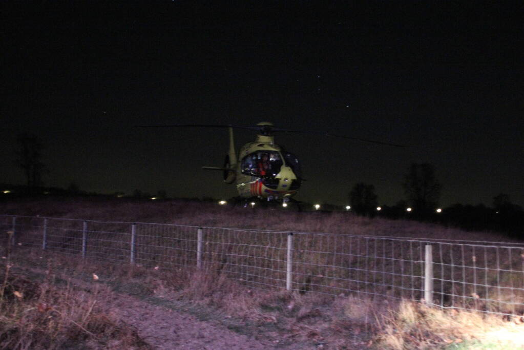 Bestuurder zwaargewond bij botsing met boom