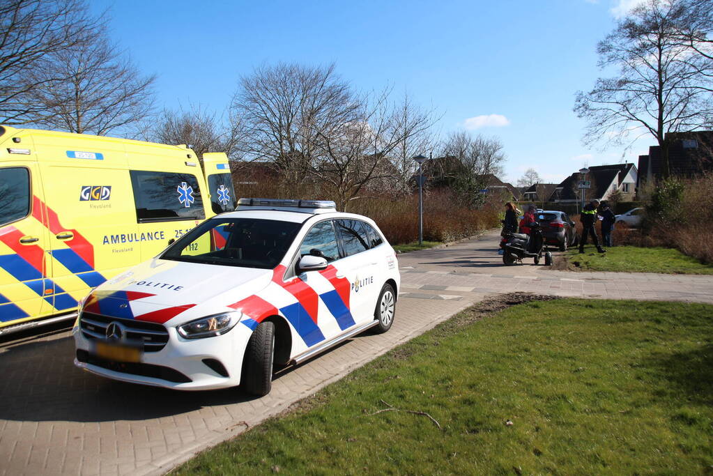 Overstekende automobilist rijdt scooterrijder aan