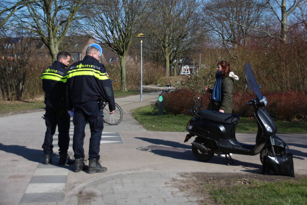 Overstekende automobilist rijdt scooterrijder aan