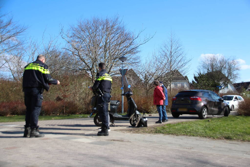 Overstekende automobilist rijdt scooterrijder aan