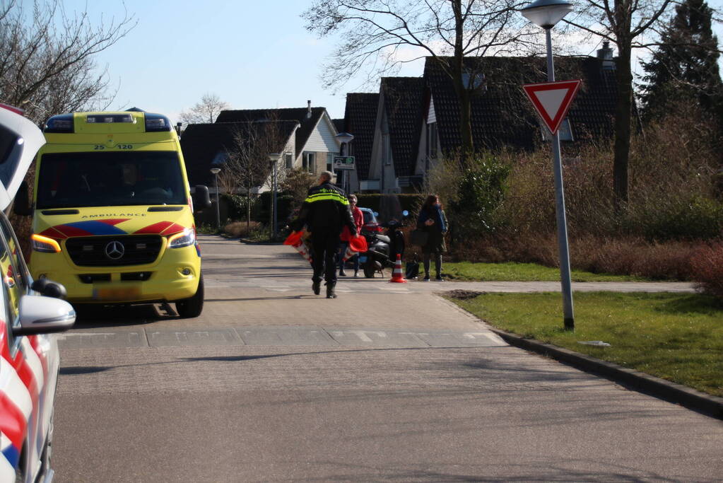 Overstekende automobilist rijdt scooterrijder aan