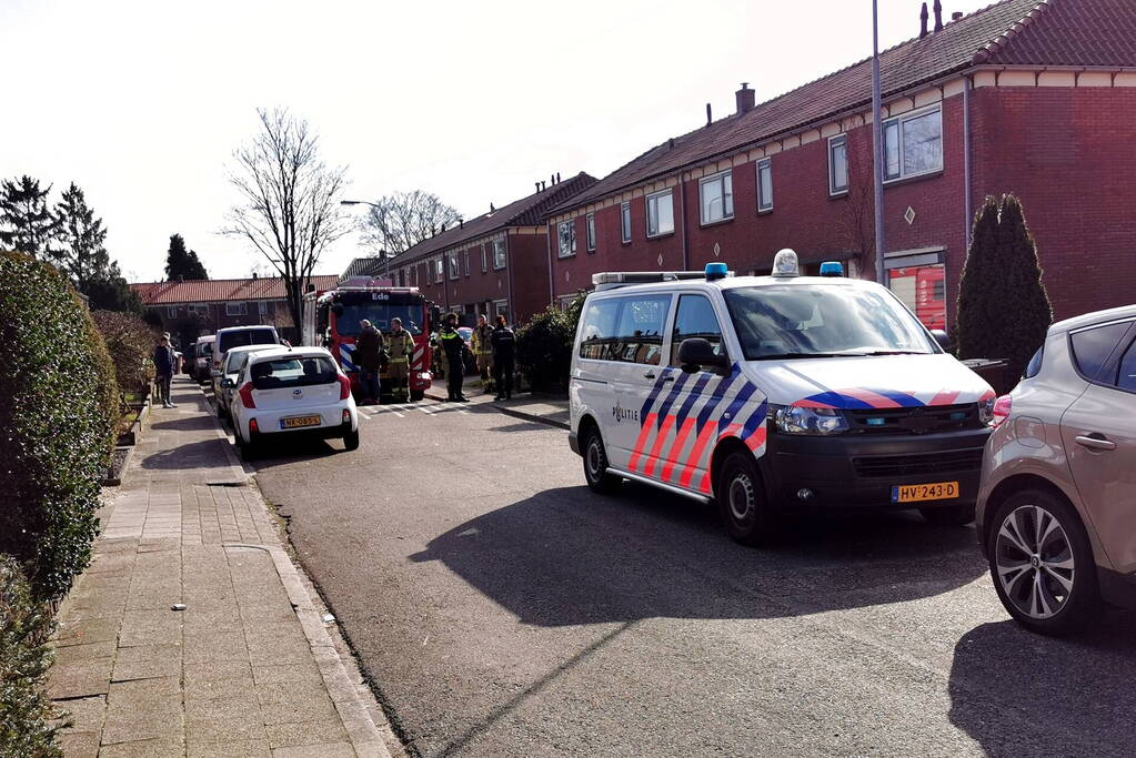 Hulpdiensten groots aanwezig bij vreemde lucht in woning