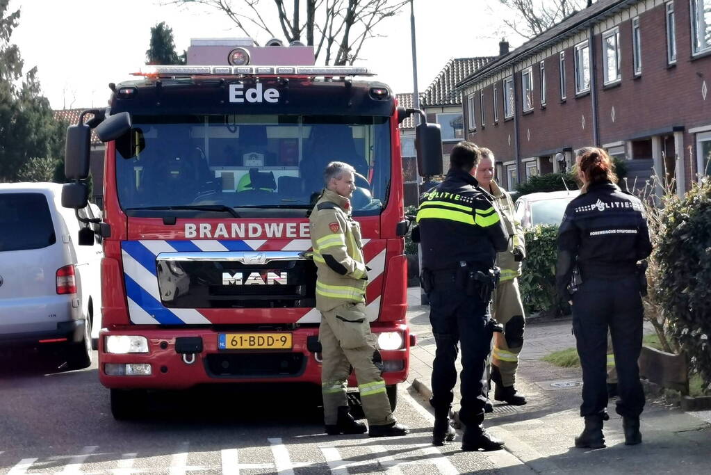 Hulpdiensten groots aanwezig bij vreemde lucht in woning