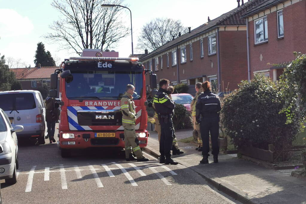 Hulpdiensten groots aanwezig bij vreemde lucht in woning