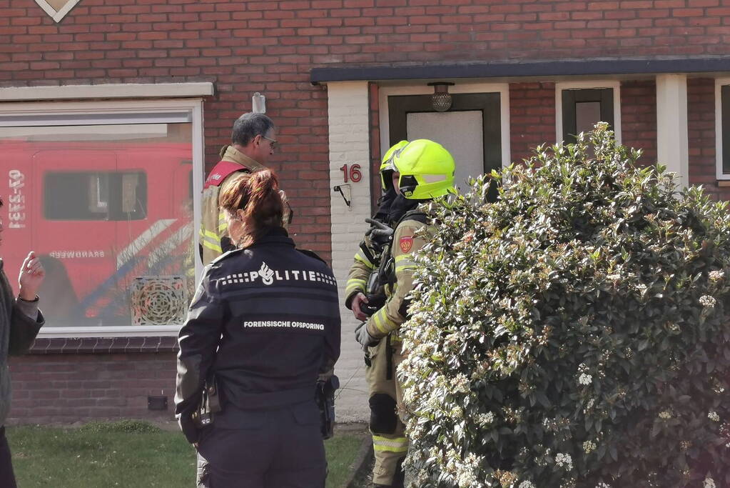 Hulpdiensten groots aanwezig bij vreemde lucht in woning