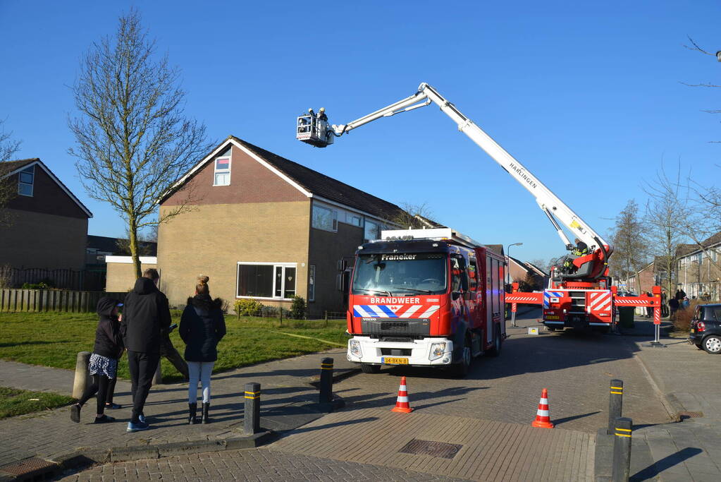 Brandweer doet onderzoek naar brand op dak