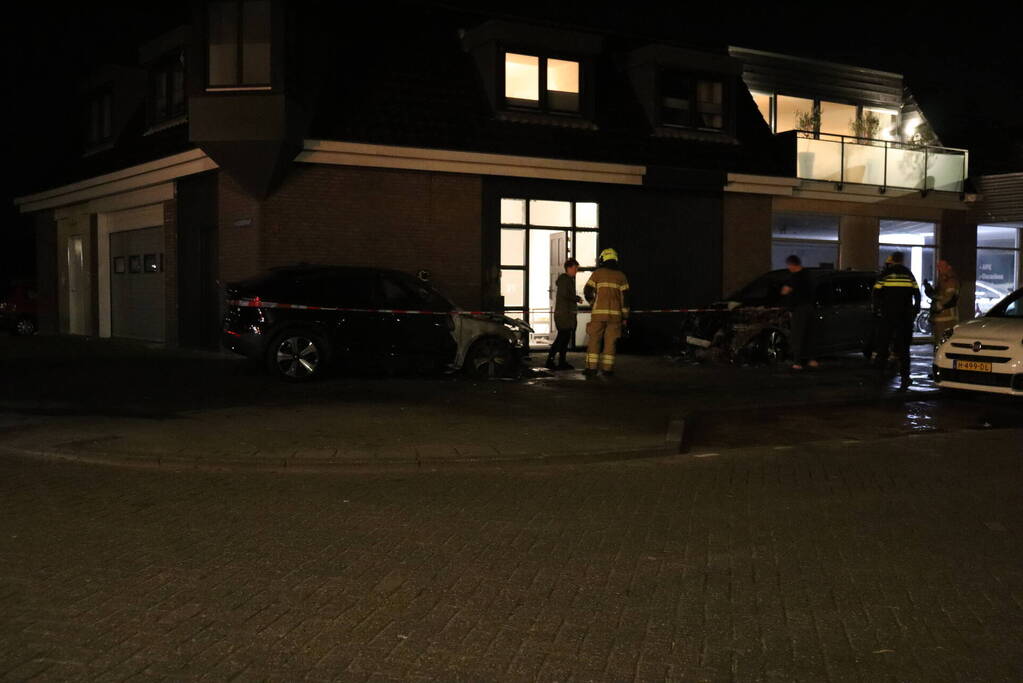 Auto's lopen forse schade op vanwege brand