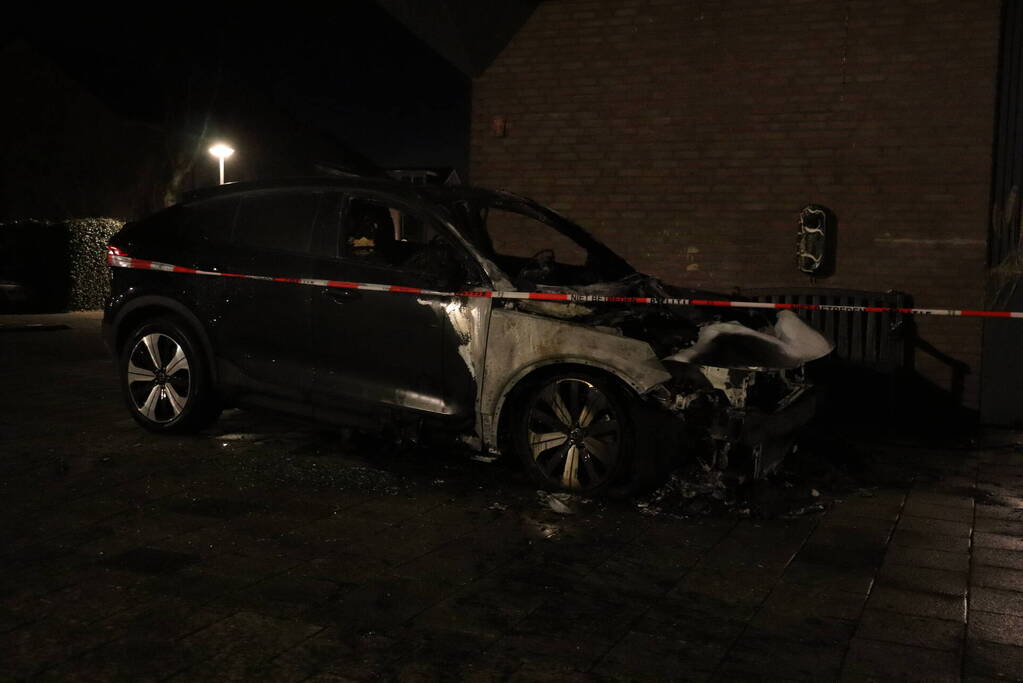 Auto's lopen forse schade op vanwege brand