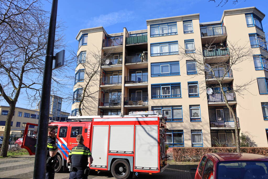 Brandweer blust brand op balkon