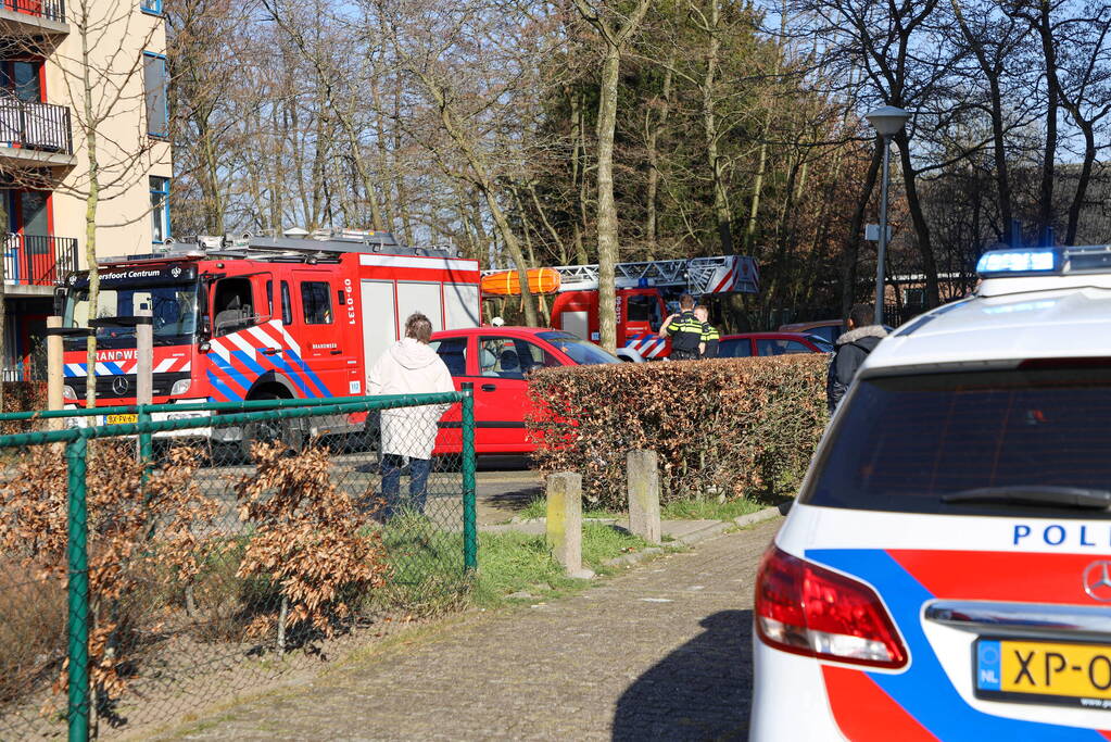 Brandweer blust brand op balkon