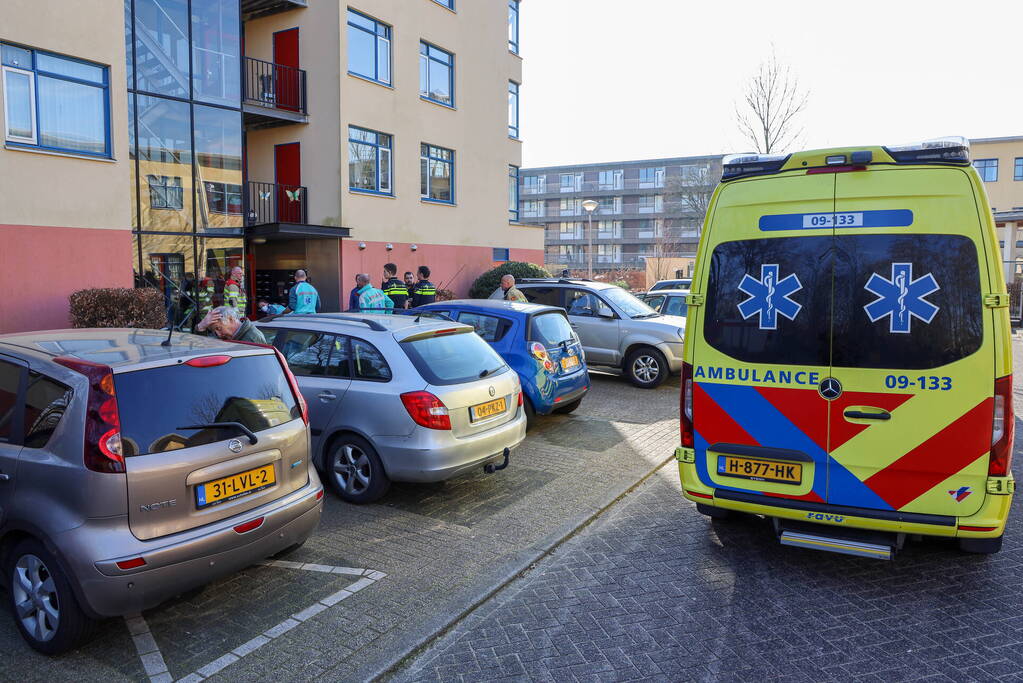 Brandweer blust brand op balkon