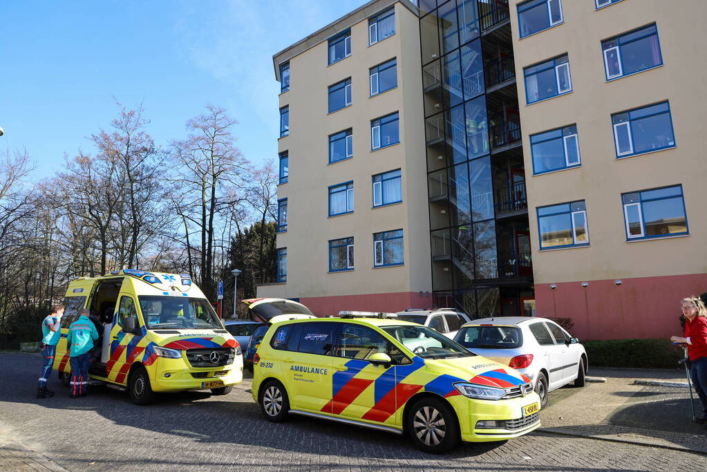 Brandweer blust brand op balkon