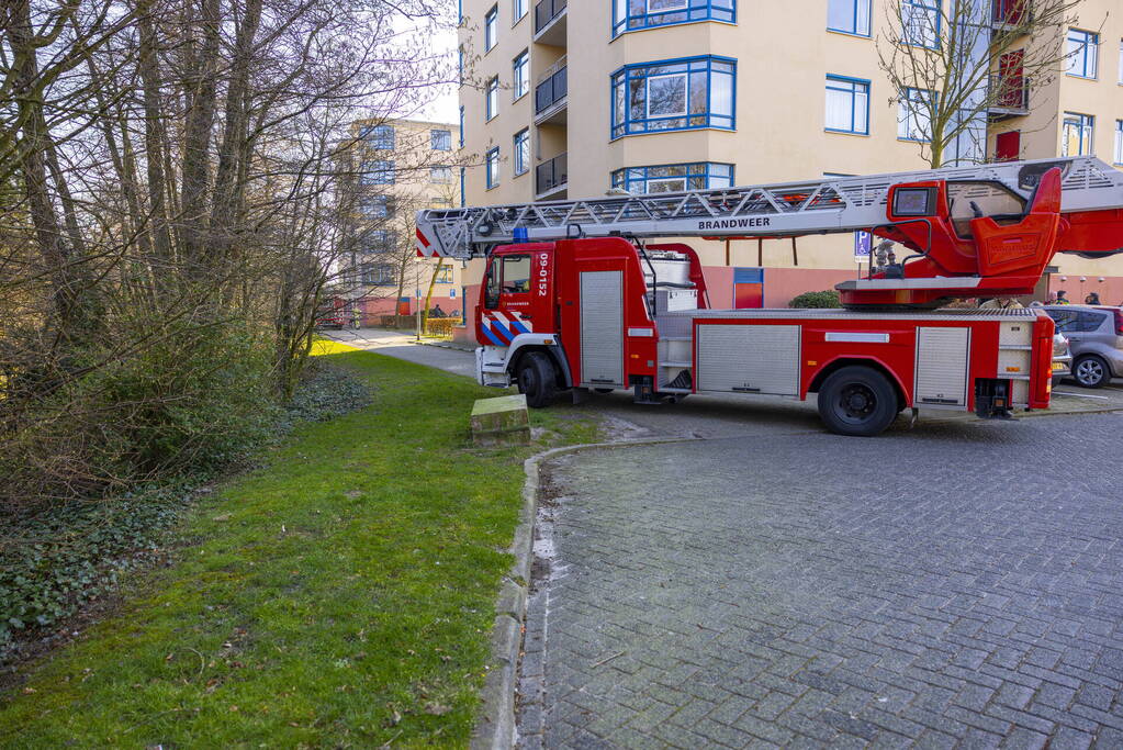 Brandweer blust brand op balkon