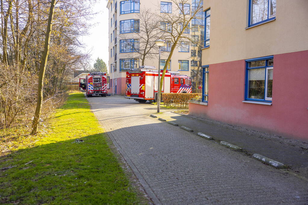 Brandweer blust brand op balkon