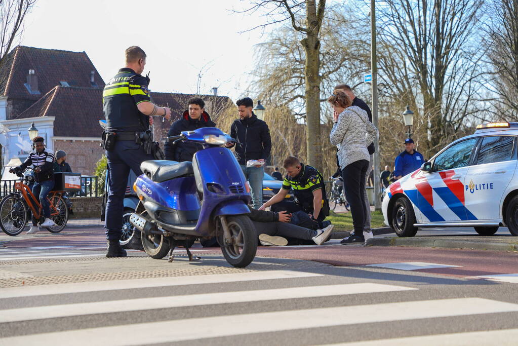 Flinke file na botsing tussen scooter en auto