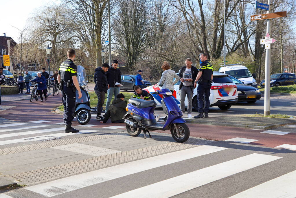 Flinke file na botsing tussen scooter en auto