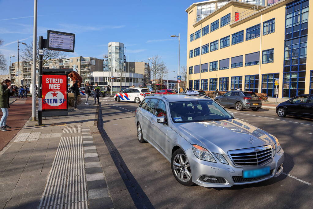 Flinke file na botsing tussen scooter en auto