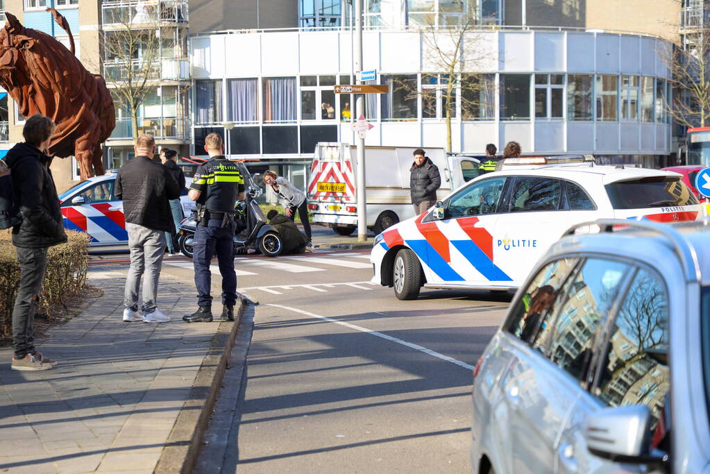 Flinke file na botsing tussen scooter en auto