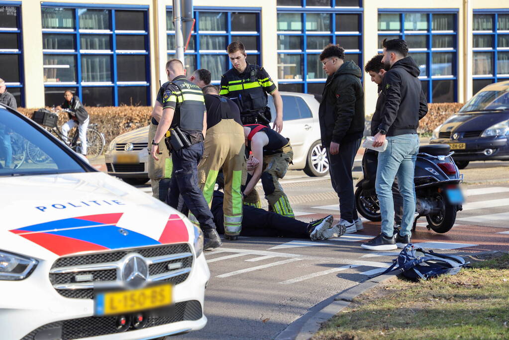 Flinke file na botsing tussen scooter en auto