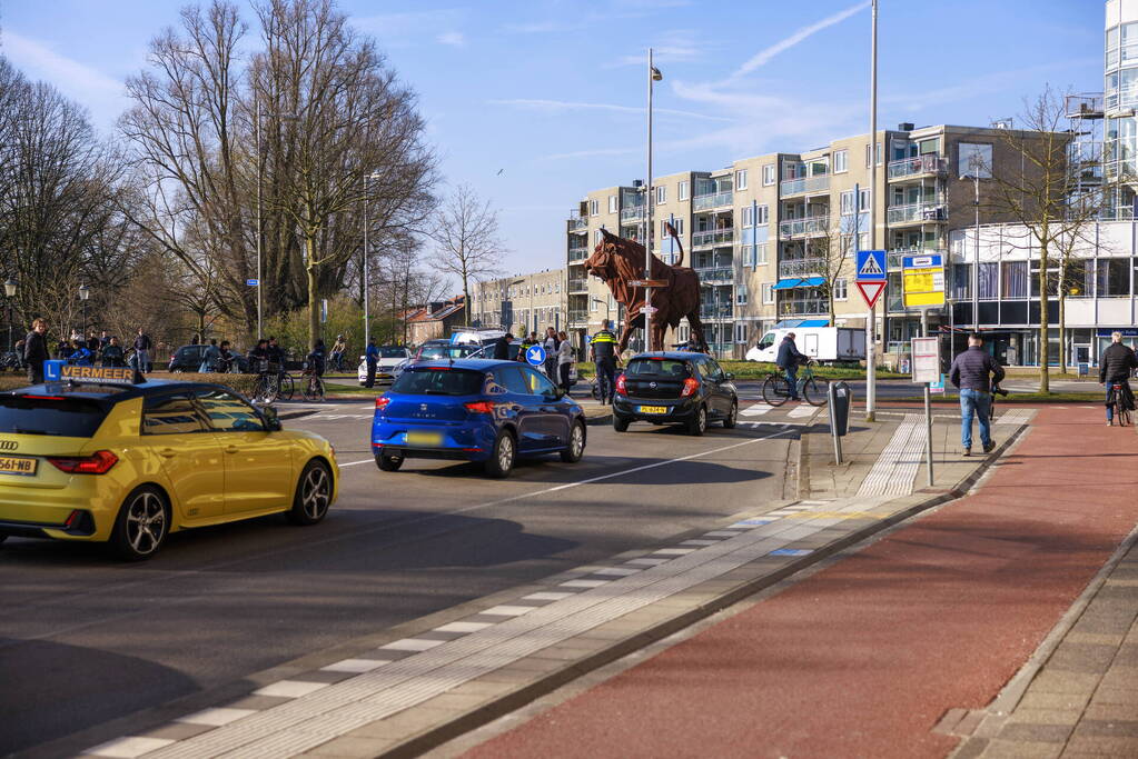 Flinke file na botsing tussen scooter en auto