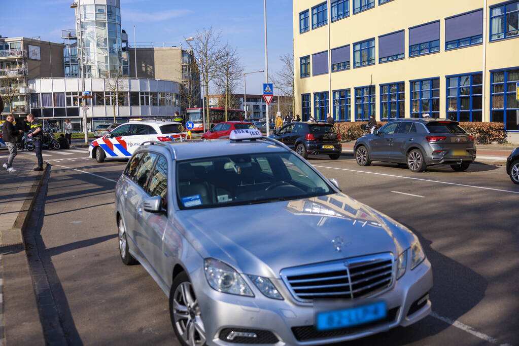 Flinke file na botsing tussen scooter en auto