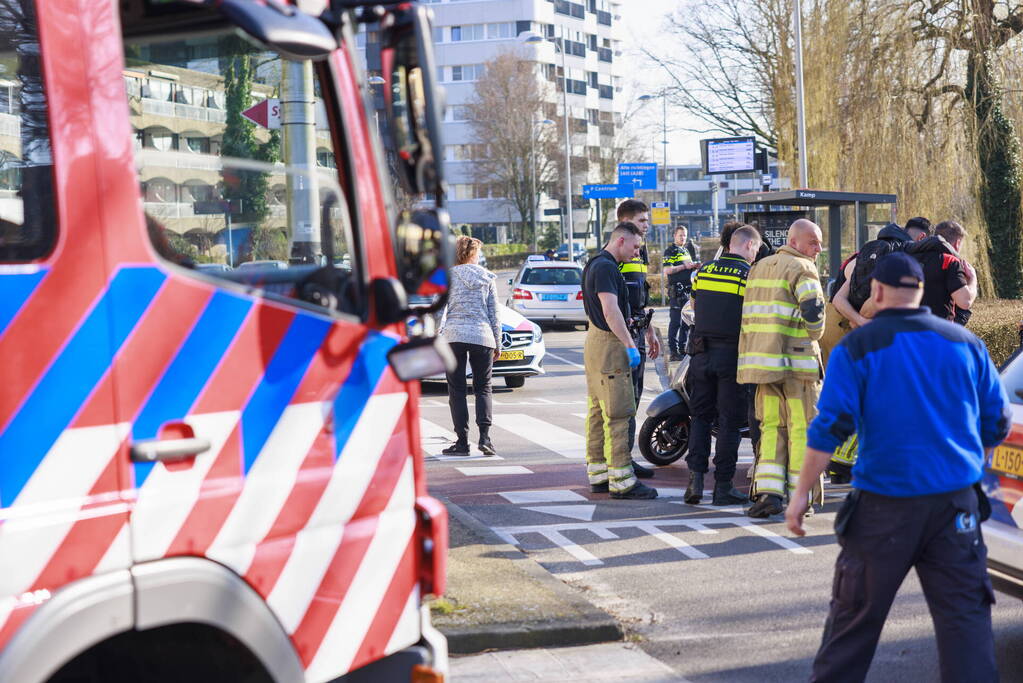 Flinke file na botsing tussen scooter en auto