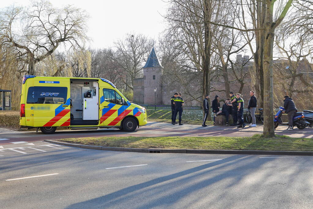 Flinke file na botsing tussen scooter en auto