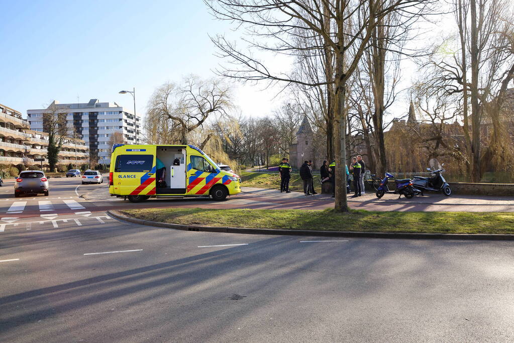 Flinke file na botsing tussen scooter en auto