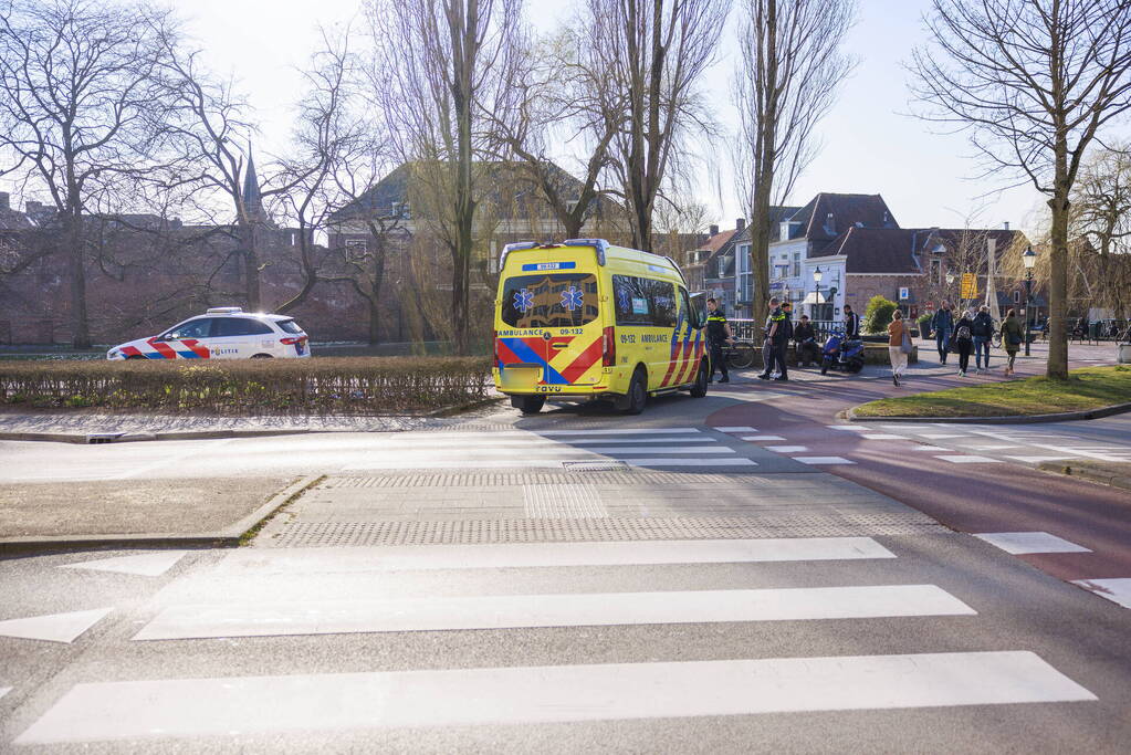 Flinke file na botsing tussen scooter en auto